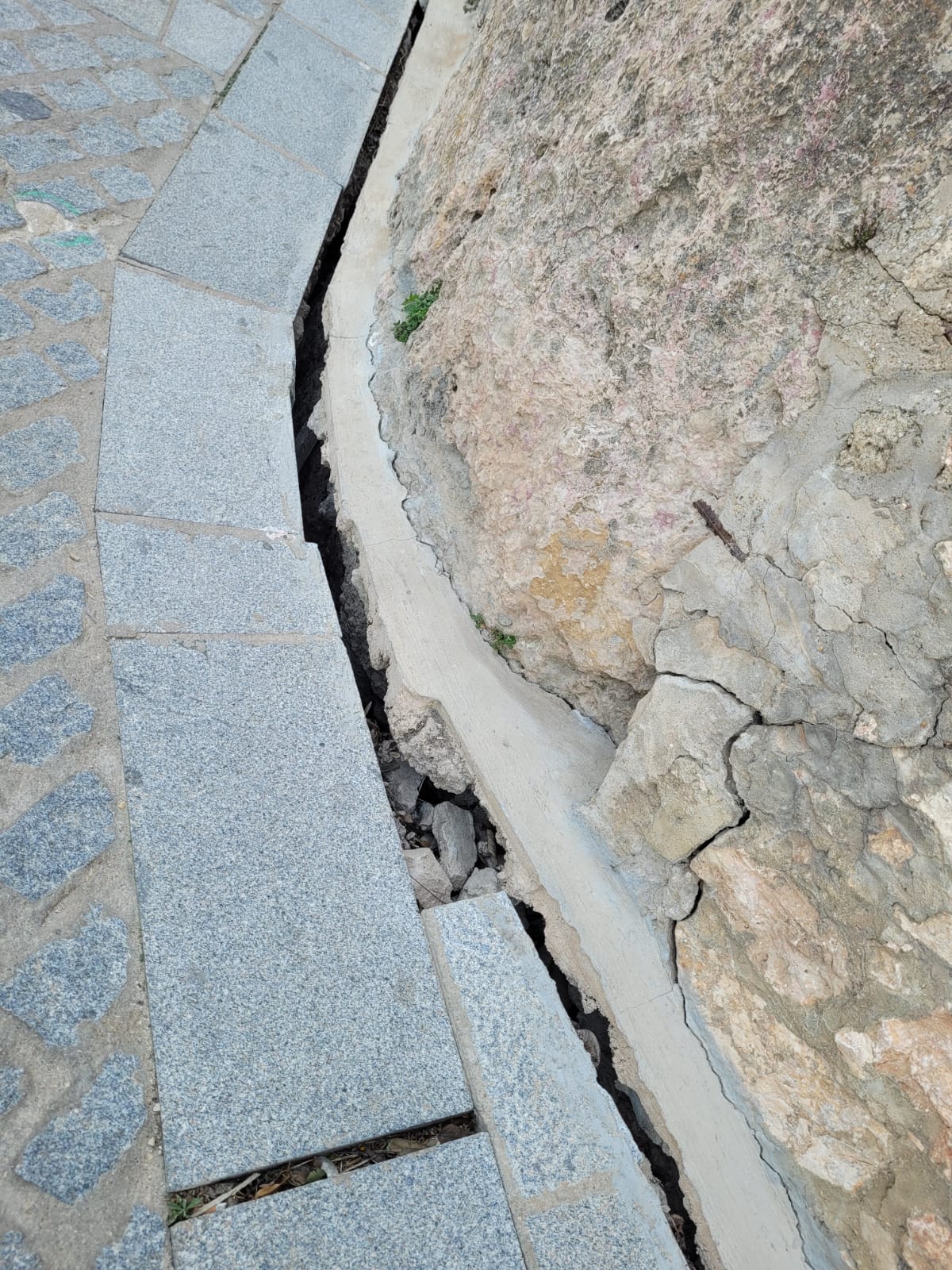 Imagen de las grietas que había en la calle Canónigos antes del derrumbe.