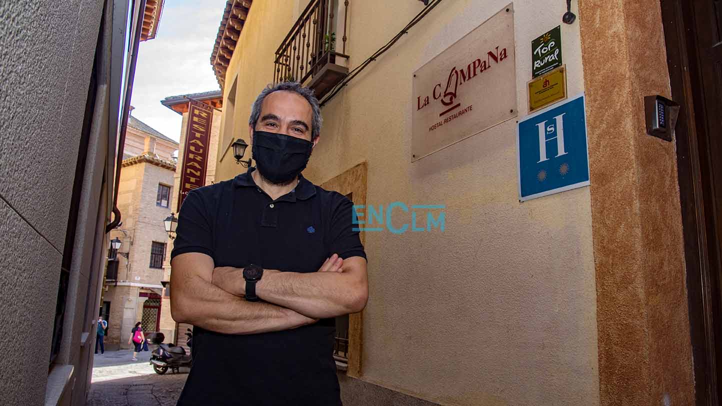 Antonio Velasco, junto hostal, cafetería y restaurante La Campana, y padre de Lucía, que ha conseguido que el negocio familiar se vuelva viral. Fotografía: Rebeca Arango