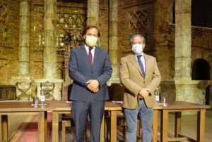 El presidente de Puy du Fou, Erwan de la Villèon (izquierda), y el de Fedeto, Ángel Nicolás