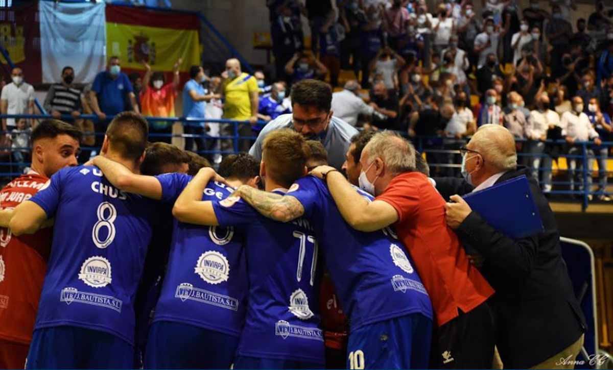 Manzanares Quesos El Hidalgo: un corro en pos del sueño del ascenso. Foto: FS Manzanares