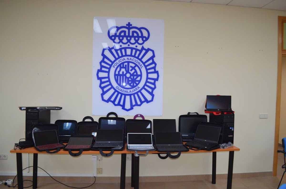 Material informático incautado a un estafador en una tienda de informática de Guadalajara