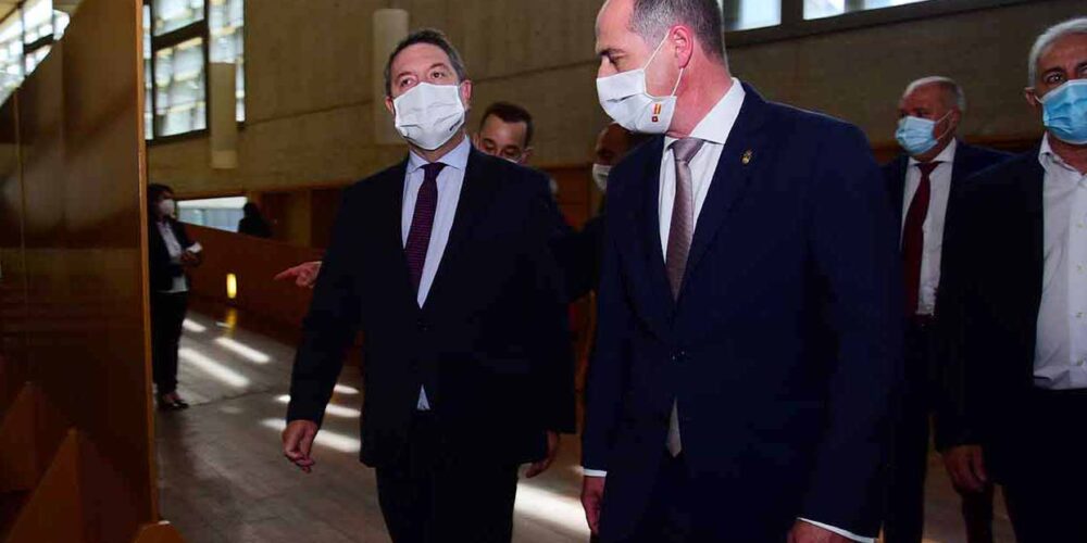 Page, junto a Alberto Rojo, alcalde de Guadalajara, durante el acto del Día de Castilla-La Mancha, donde ha anunciado que las mascarillas no serán de uso obligatorio en exteriores a partir de julio.