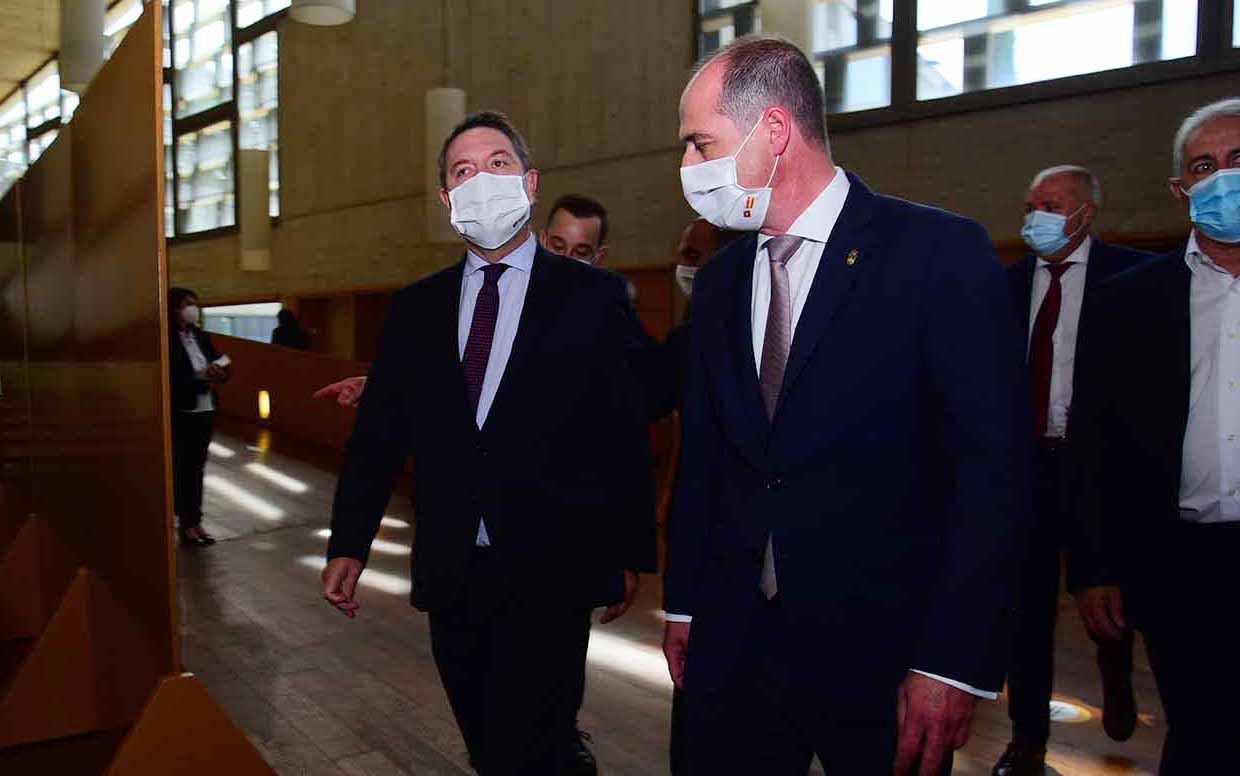 Page, junto a Alberto Rojo, alcalde de Guadalajara, durante el acto del Día de Castilla-La Mancha, donde ha anunciado que las mascarillas no serán de uso obligatorio en exteriores a partir de julio.