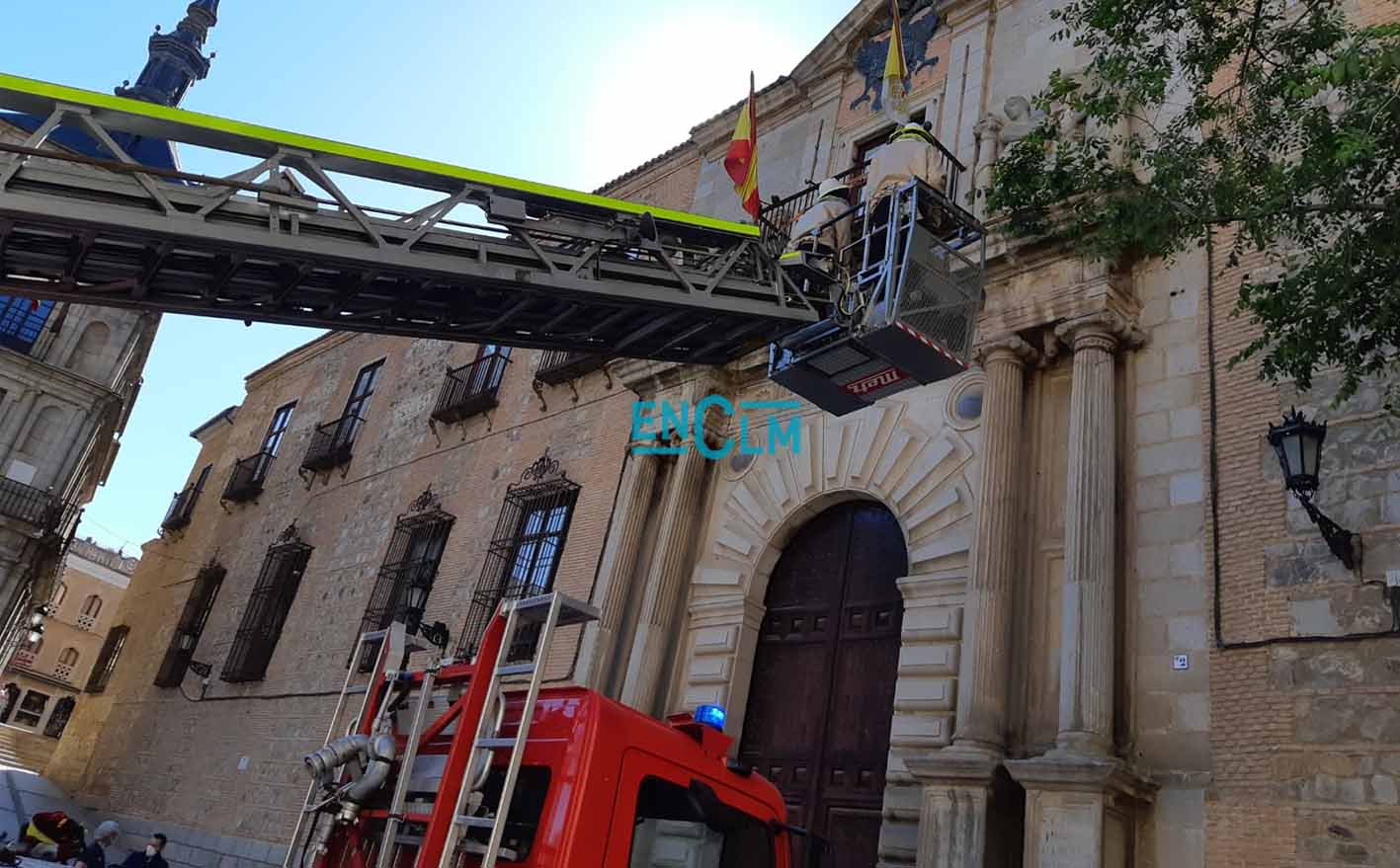 Los Bomberos de Toledo, en una imagen de archivo, realizando una actuación en el Palacio Arzobispal. Foto: Rebeca Arango.