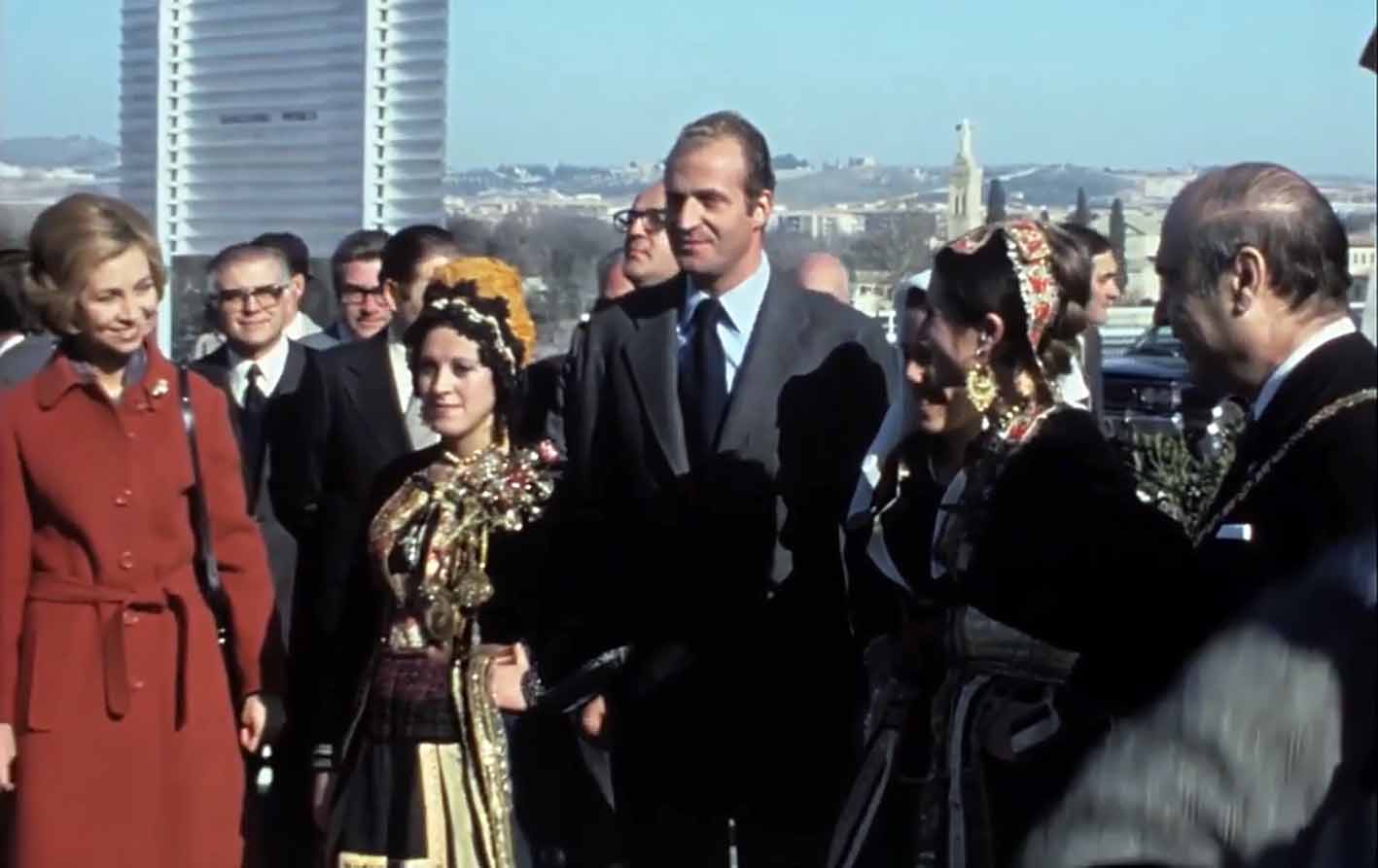 Fotograma de los Reyes inaugurando el Puente de la Cava de Toledo en 1976