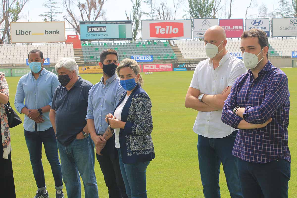 Milagros Tolón visitó el entrenamiento del Toledo para animar al club y su entorno