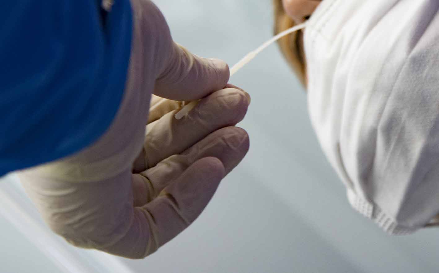 Imagen de archivo de la realización de una prueba de antígenos. duplica los contagios
