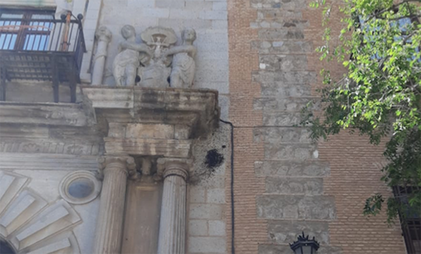 Las abejas se han empotrado en la fachada del Palacio Arzobispal, en Toledo.