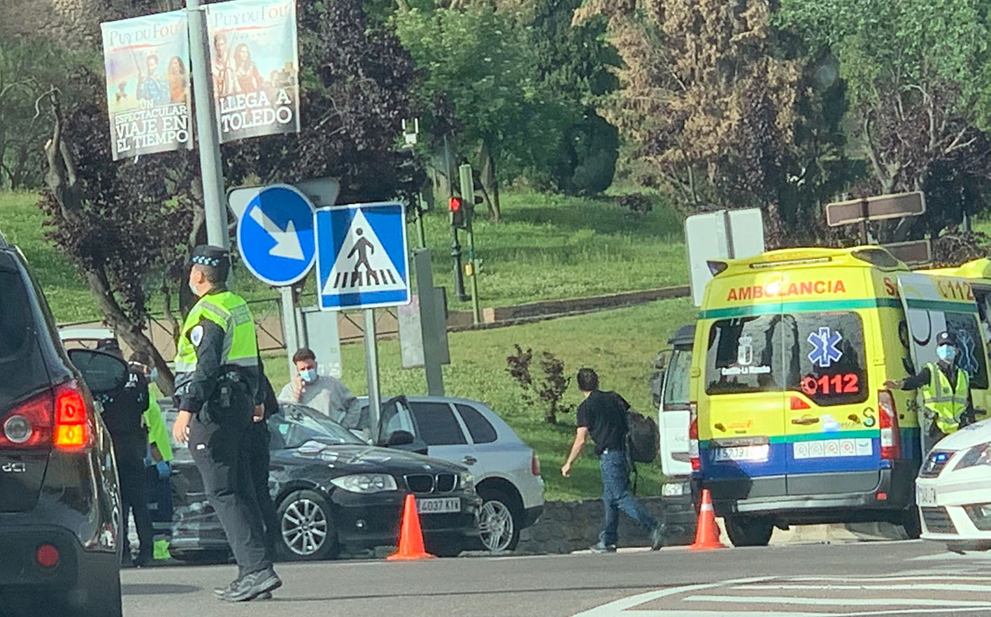 El accidente de tráfico ha tenido lugar poco después de las nueve de la mañana en la glorieta de la Reconquista.