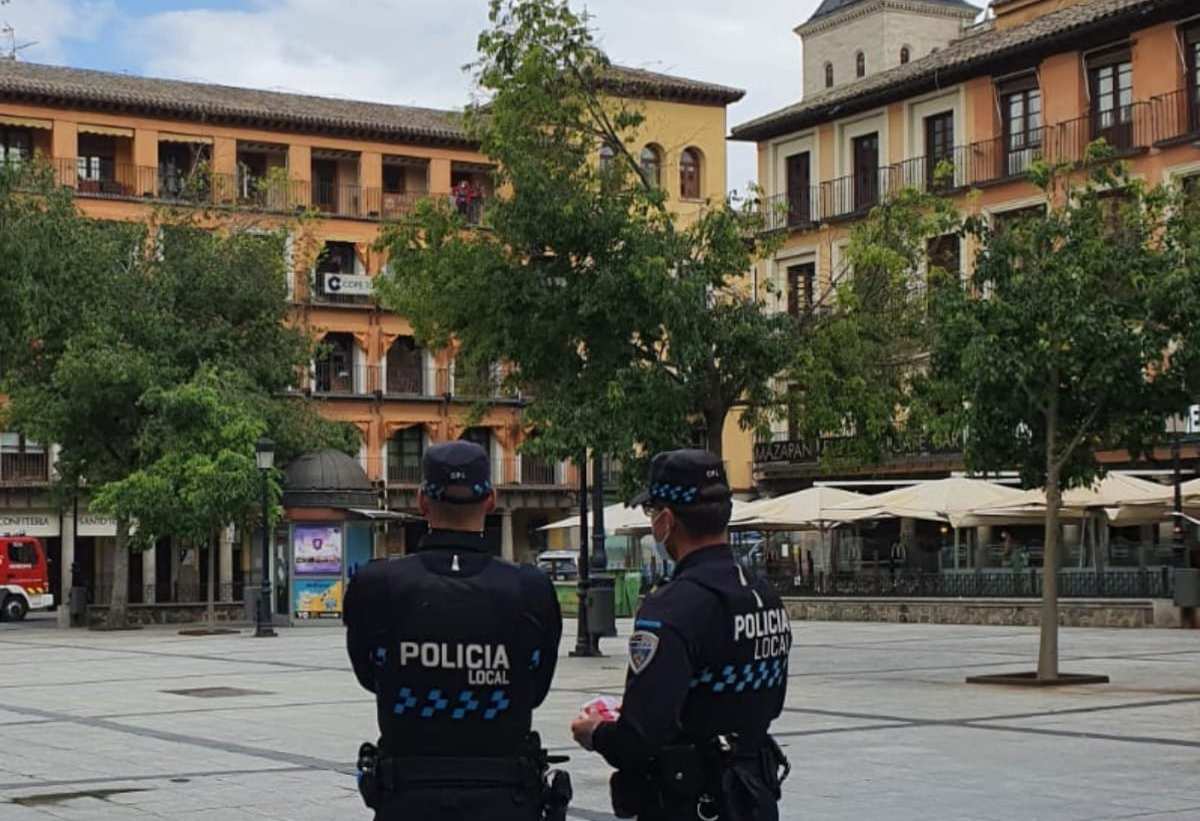 Dos agentes de la Policía Local de Toledo en la plaza de Zocodover.