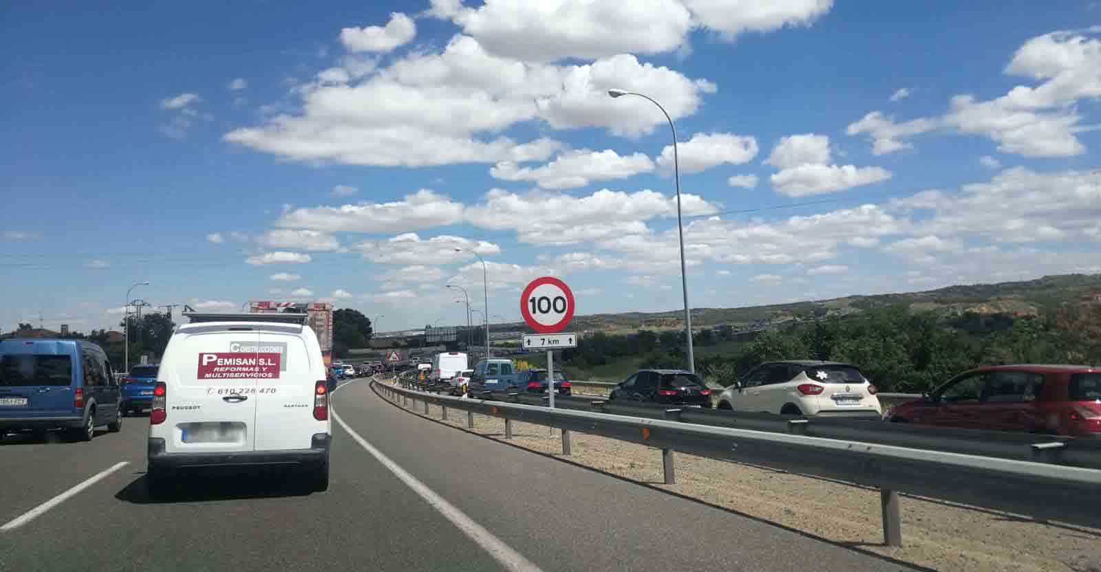 Vehículos retenidos a consecuencia del accidente de tráfico, con tres vehículos implicados, en la circunvalación que va al barrio del Polígono, en Toledo.