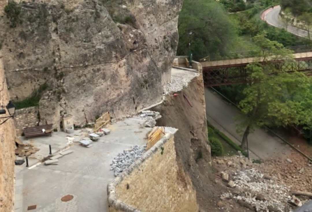 Así ha quedado la calle Canónigos, en une los dos edificios más emblemáticos de Cuenca, las casas colgadas y el puente de san pablo.