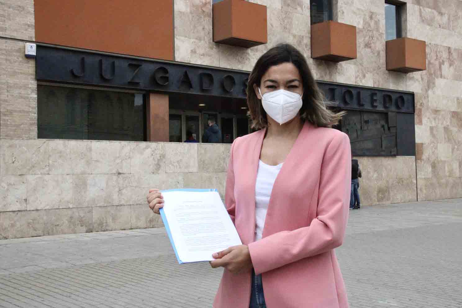 Claudia Alonso ante los Juzgados de Toledo, donde ha presentado la denuncia.