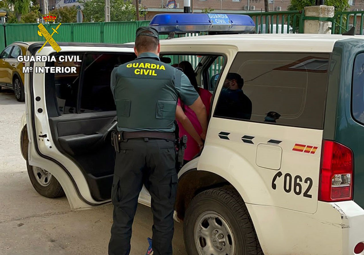 La Guardia Civil traslada a uno de los detenidos.