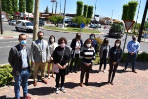 Los miembros de la Corporación en el acto de descubrimiento de la placa