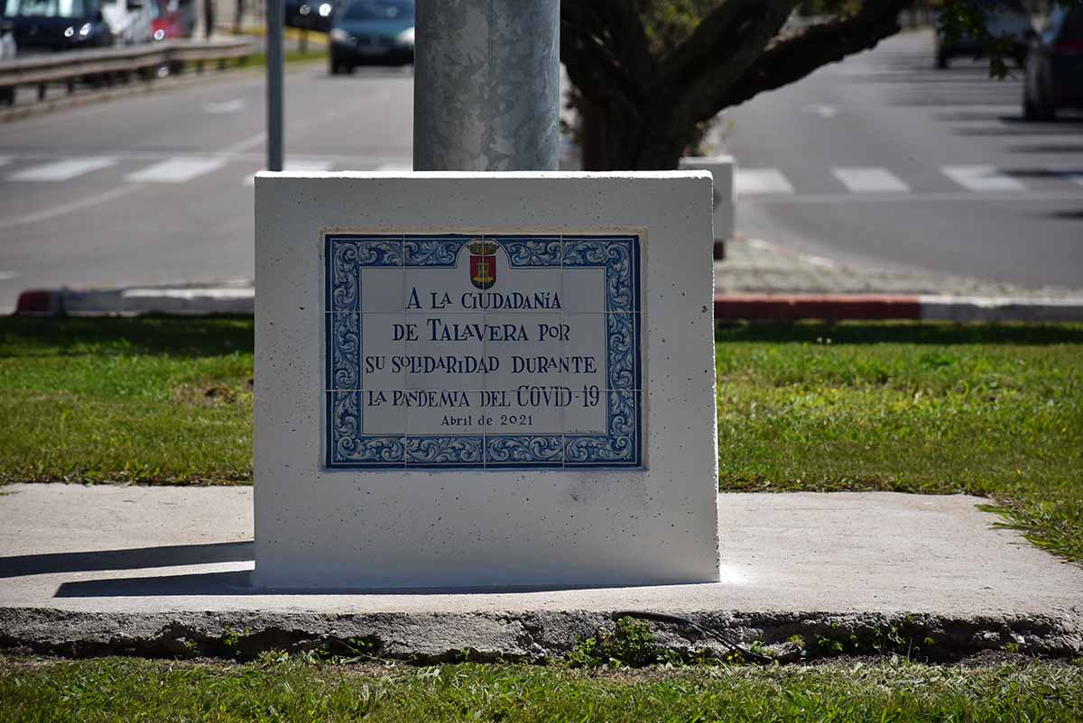 Placa de cerámica que homenajea el comportamiento vecinal en Talavera durante la pandemia