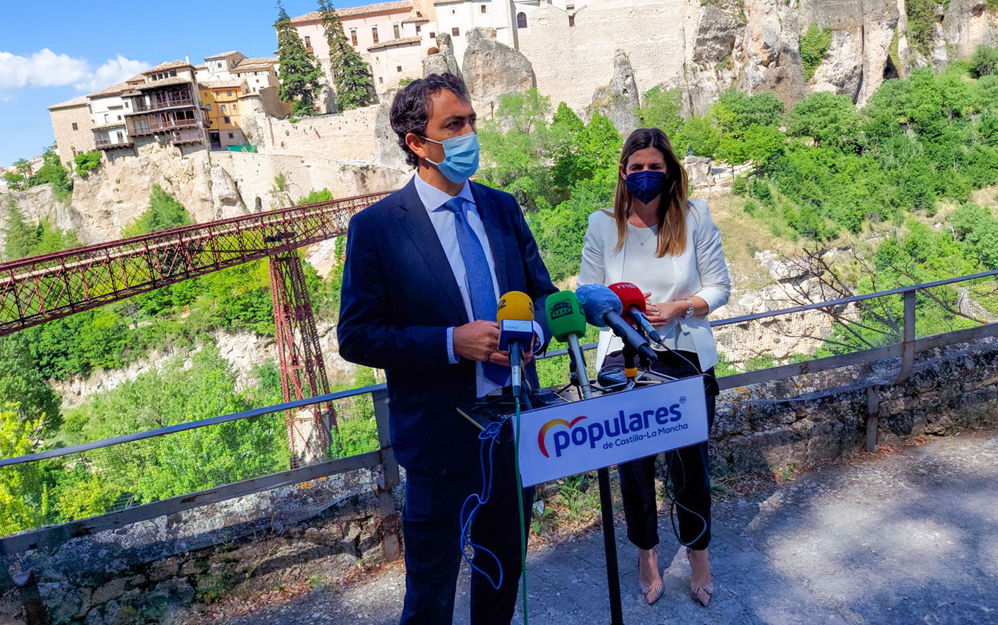 José Ángel Gómez, portavoz del PP en el Ayuntamiento de Cuenca; y Carolina Agudo, secretaria general del PP de CLM.