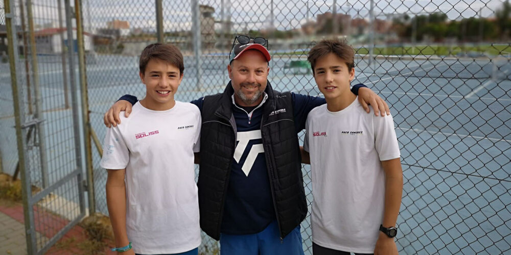 Los hermanos Carrascosa, junto a Paco, su entrenador.