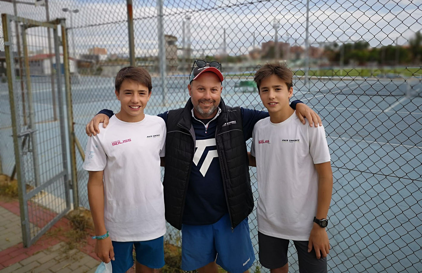 Los hermanos Carrascosa, junto a Paco, su entrenador.