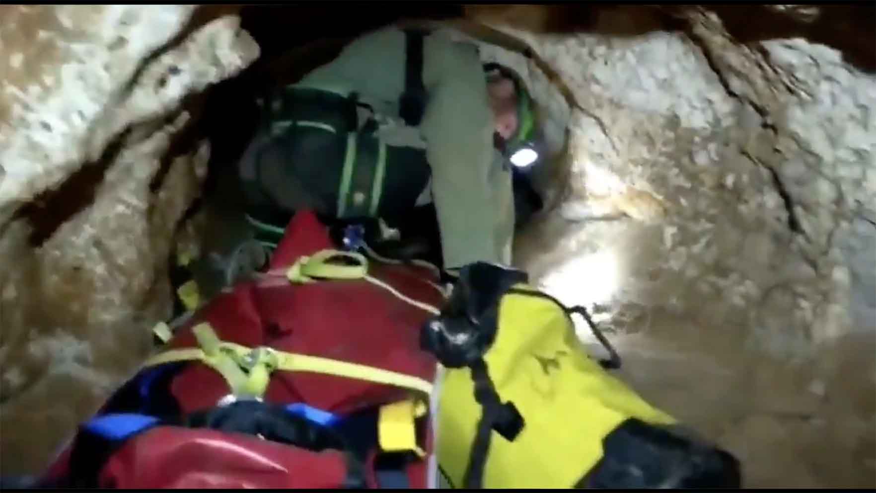 Por estrechas galerías tuvieron que acceder los equipos de rescate hasta alcanzar el cuerpo sin vida del espeleólogo.