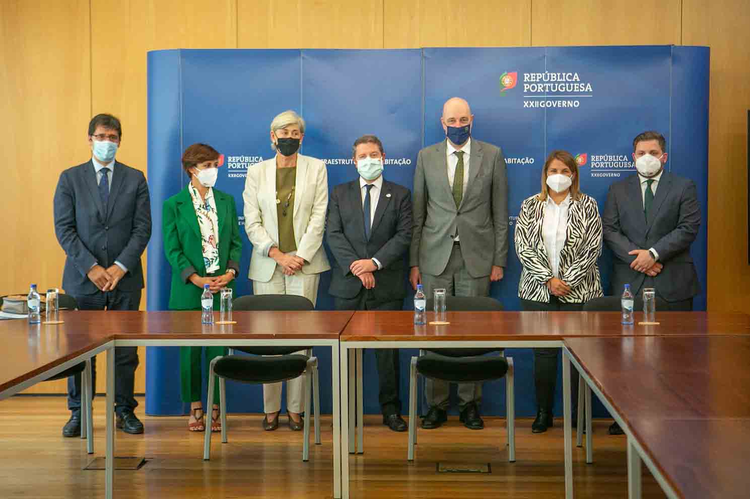 El presidente de Castilla-La Mancha, Emiliano García-Page, se reúne con el secretario de Estado de Infraestructuras del Gobierno portugués, Jorge Delgado, en la sede de la Secretaría de Estado de Infraestructuras. (Fotos: D. Esteban González // JCCM).