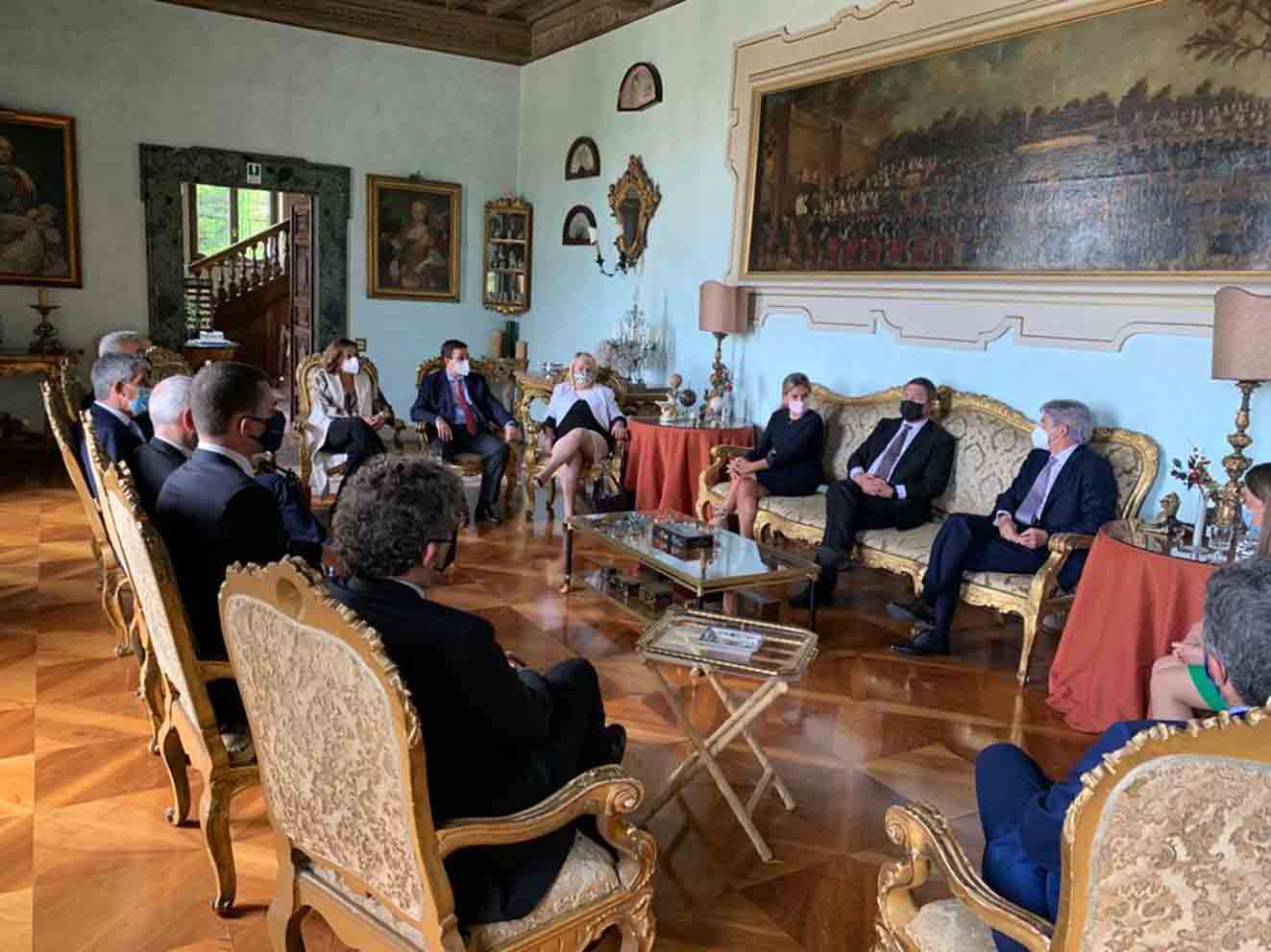 Reunión entre representante de Castilla-La Mancha y Toledo con empresarios del sector turístico en Italia.