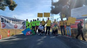 Trabajadores de Geacam durante la concentración de esta mañana.