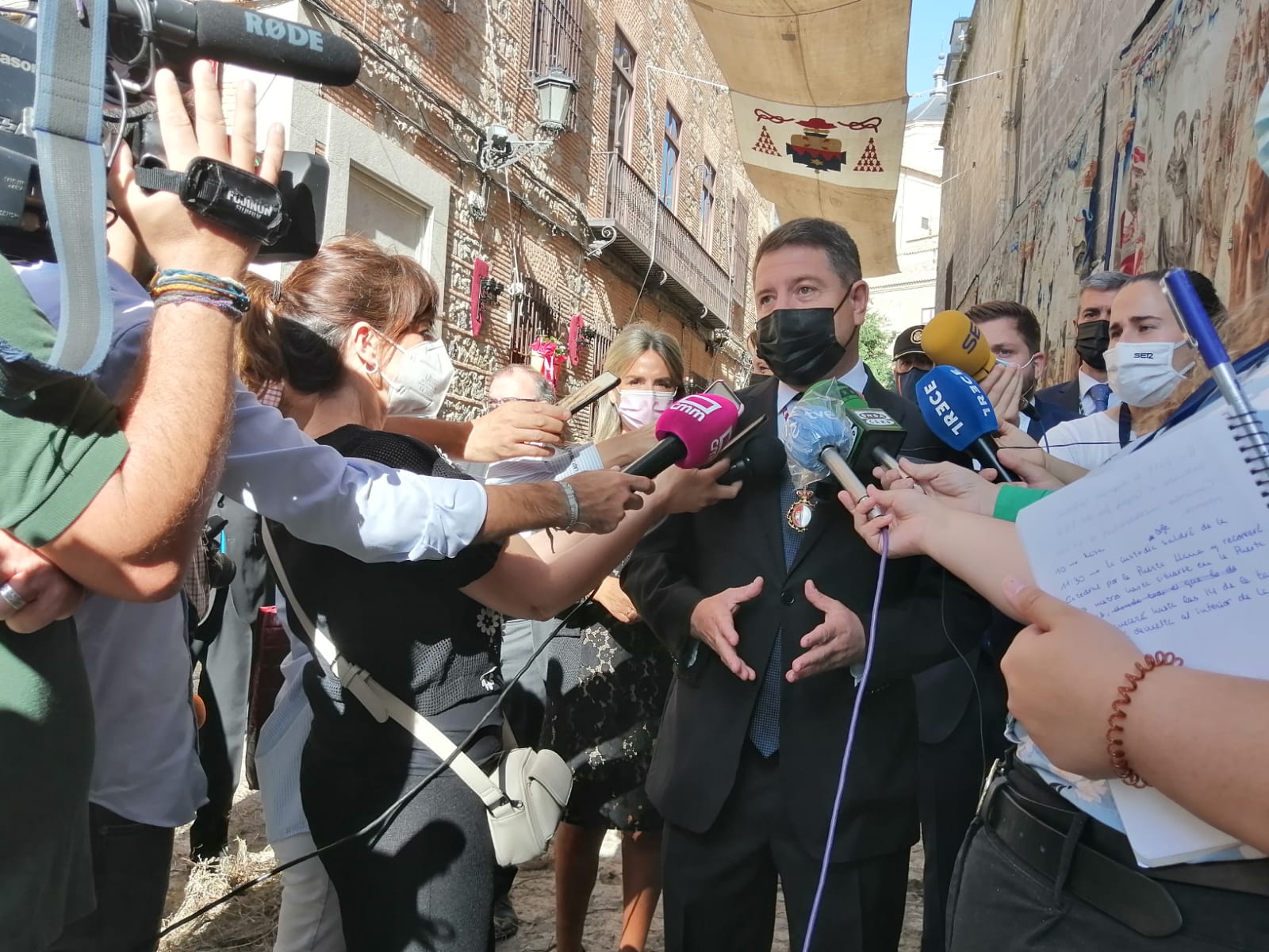 El presidente de Castilla-La Mancha, Emiliano García-Page, en declaraciones a los medios antes de la misa del Corpus, en Toledo.