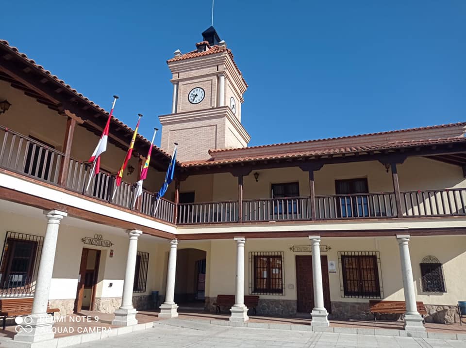 Tela arcoíris del Ayuntamiento de Camarena