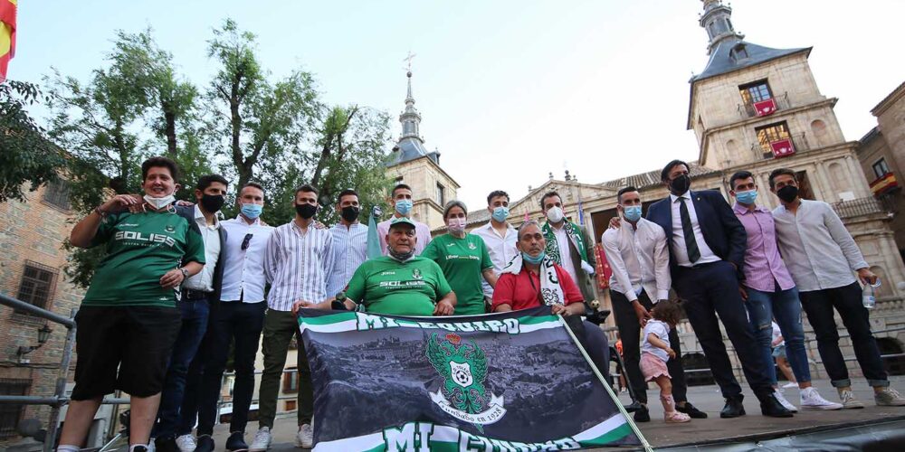 El CD Toledo posó con Tolón en la plaza del Ayuntamiento.