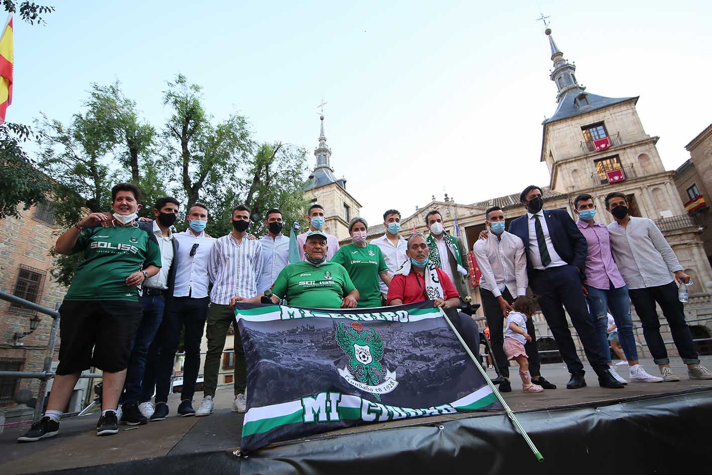 El CD Toledo posó con Tolón en la plaza del Ayuntamiento.