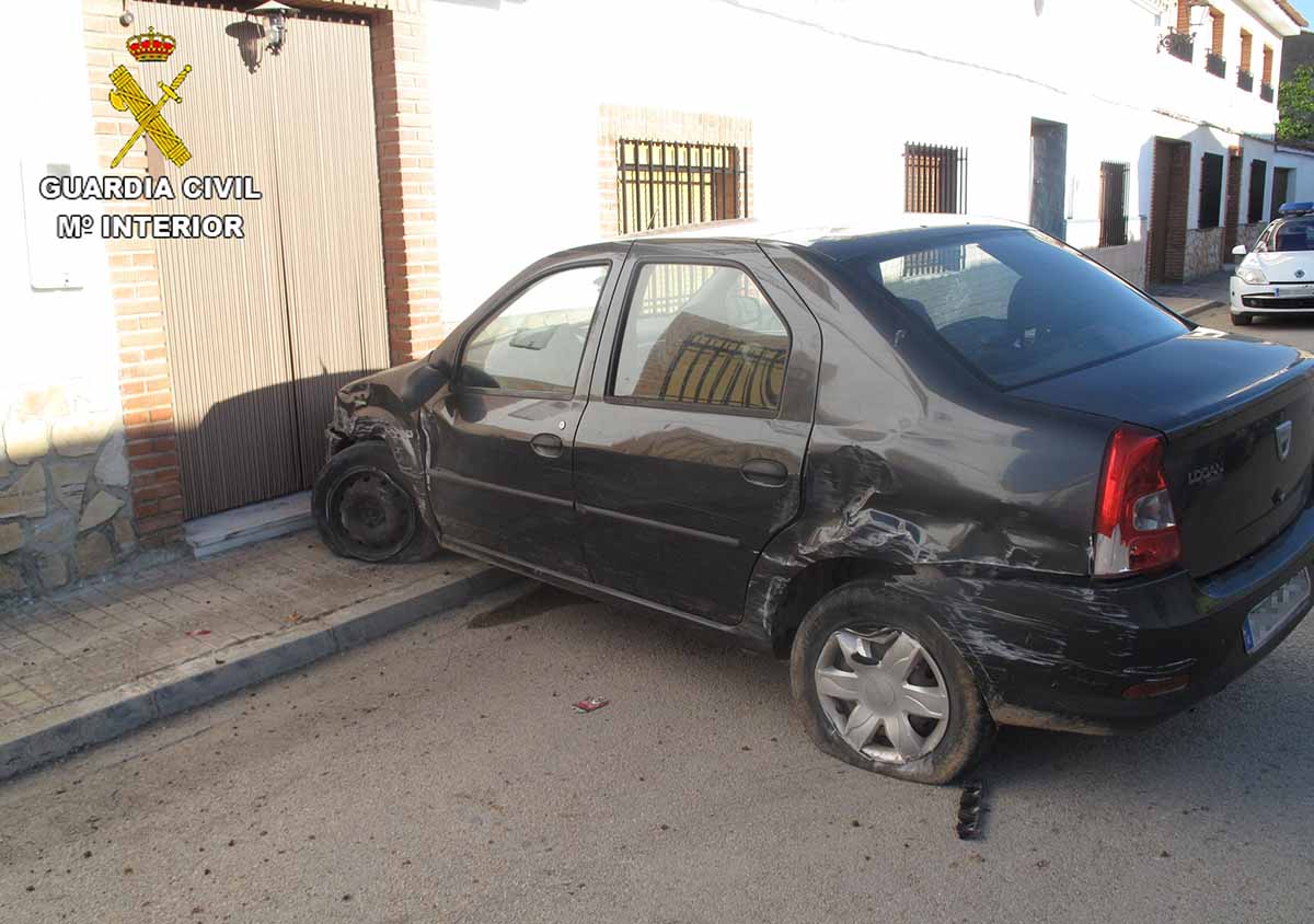 Así quedó el coche del delincuente tras chocar contra una casa