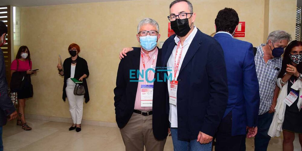 Paco de la Rosa, a la derecha, junto al histórico Juan Antonio Mata, quien en el pasado fuera también secretario general de CCOO CLM. Foto: Rebeca Arango.