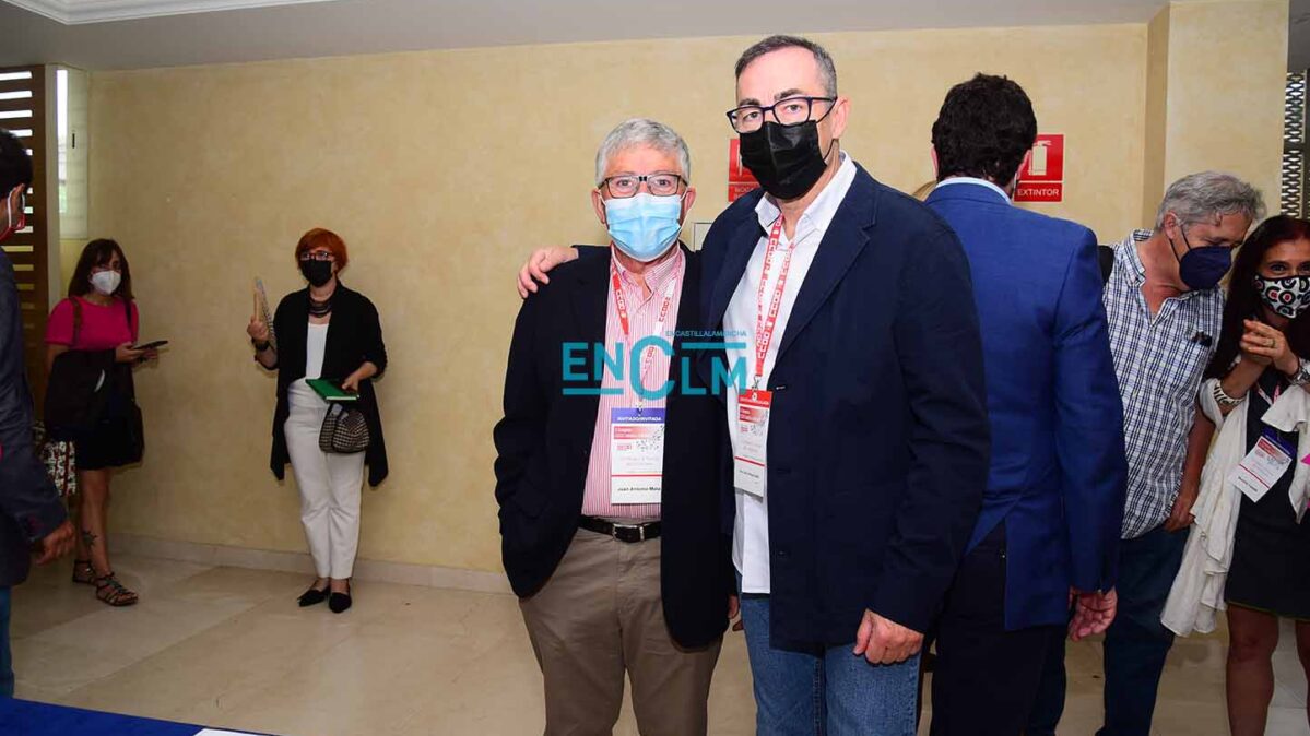 Paco de la Rosa, a la derecha, junto al histórico Juan Antonio Mata, quien en el pasado fuera también secretario general de CCOO CLM. Foto: Rebeca Arango.