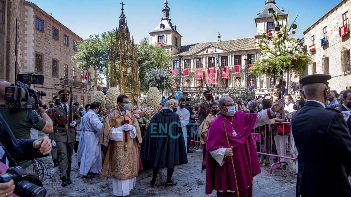 Una de las novedades de este año ha sido el sentido inverso por el que la Custodia ha paseado por las calles de Toledo, en esta reducida procesión del Corpus.