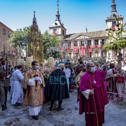 Una de las novedades de este año ha sido el sentido inverso por el que la Custodia ha paseado por las calles de Toledo, en esta reducida procesión del Corpus.