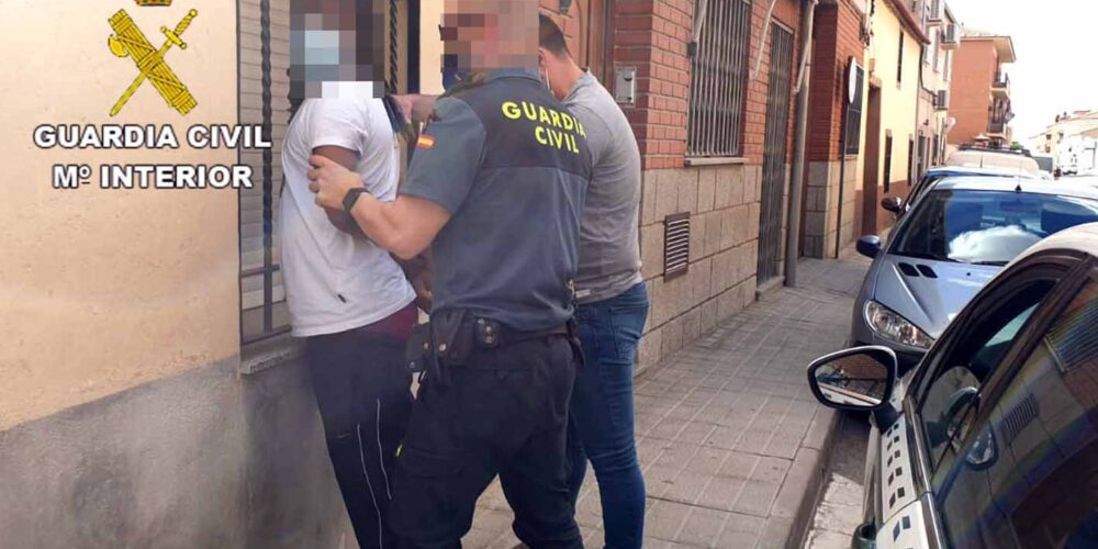 Momento de la detención de uno de los supuestos cuatro participantes en el atraco en Menasalbas.