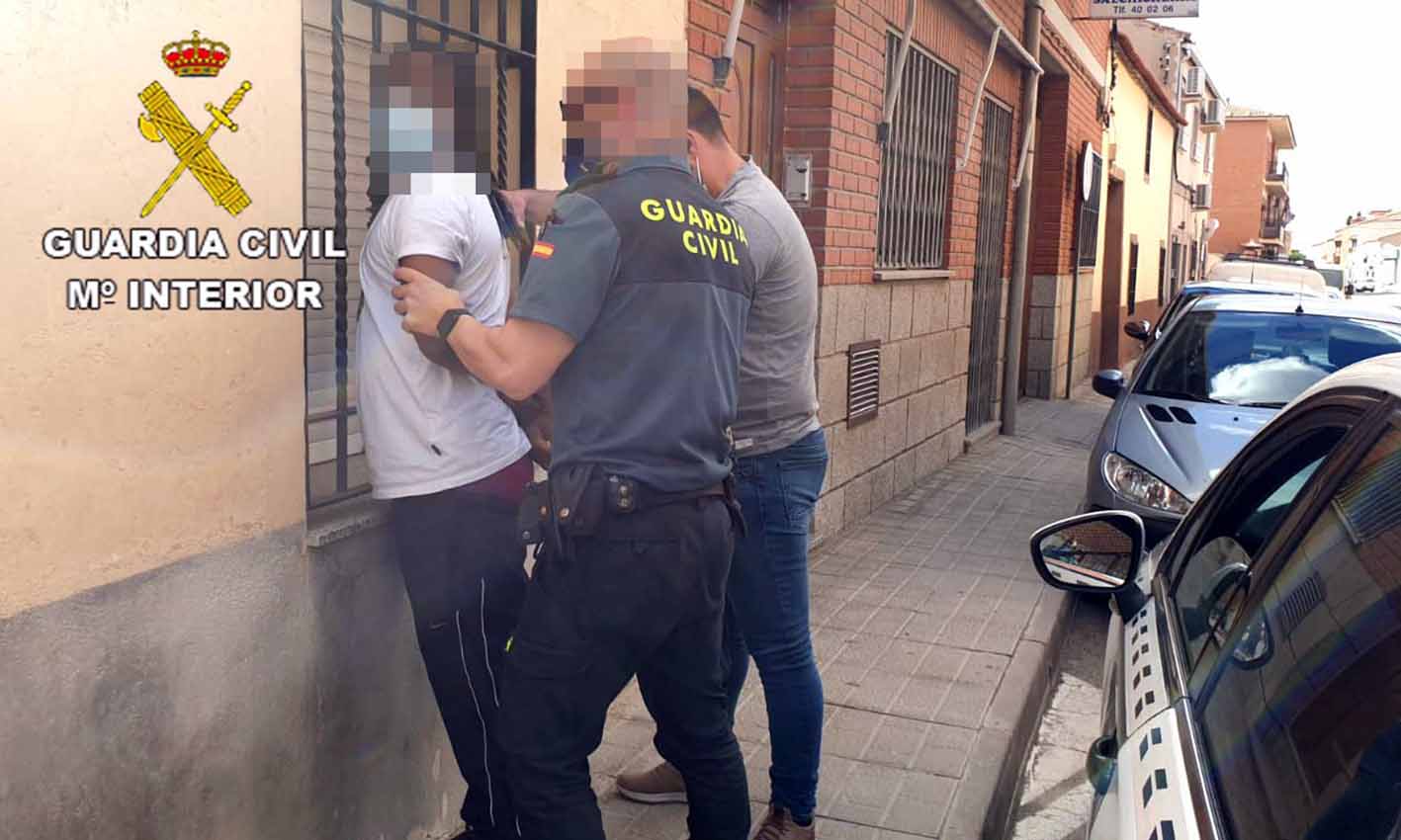 Momento de la detención de uno de los supuestos cuatro participantes en el atraco en Menasalbas.