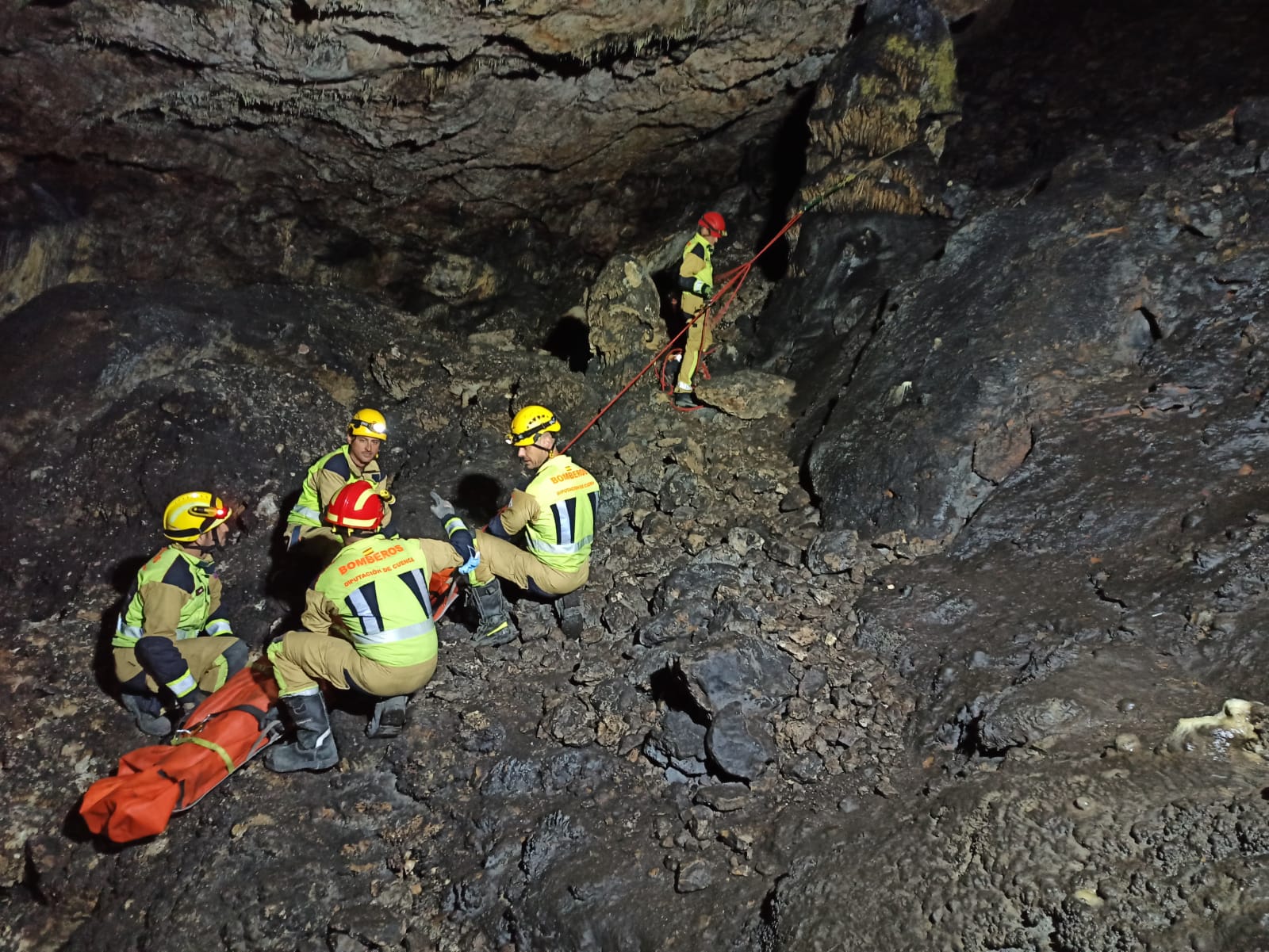 Los Bomberos de Cuenca rescataron a una mujer en la Cueva de la Judía. cueva en Cuenca