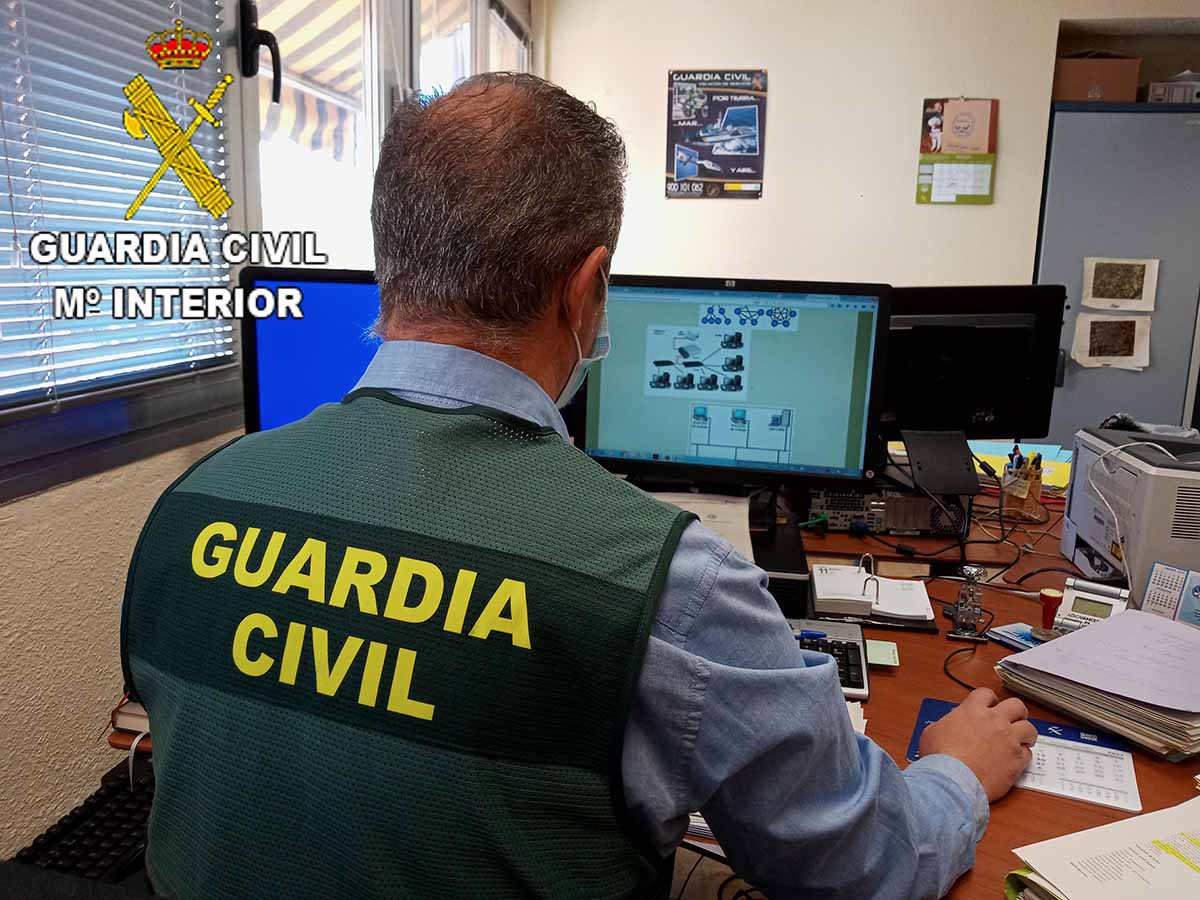 Un miembro de los Equipos de Investigación Tecnológica (Edicia) de la Guardia Civil