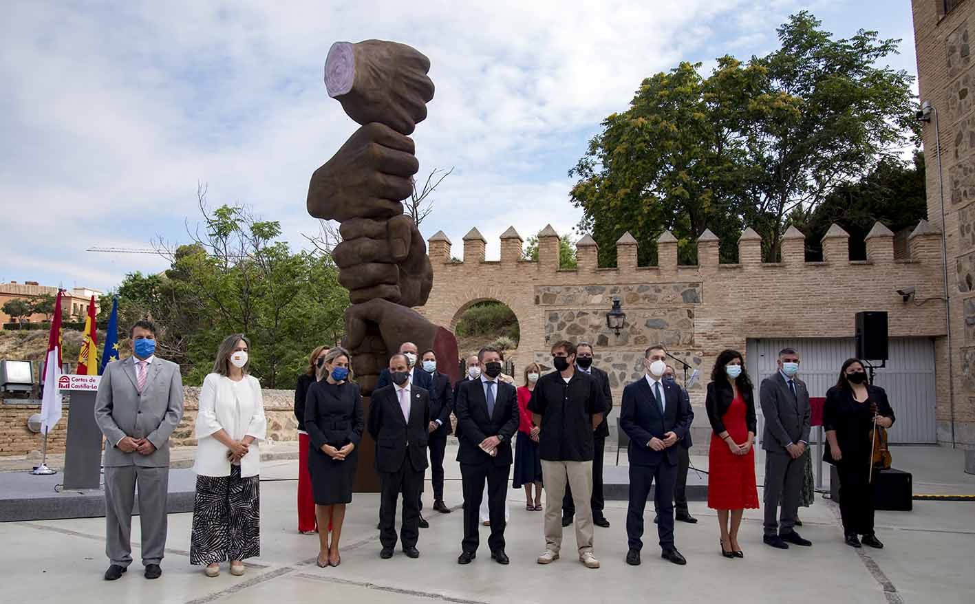 La escultura de homenaje a las víctimas de la pandemia y a los trabajadores esenciales se ha inaugurado hoy en las Cortes de Castilla-La Mancha.