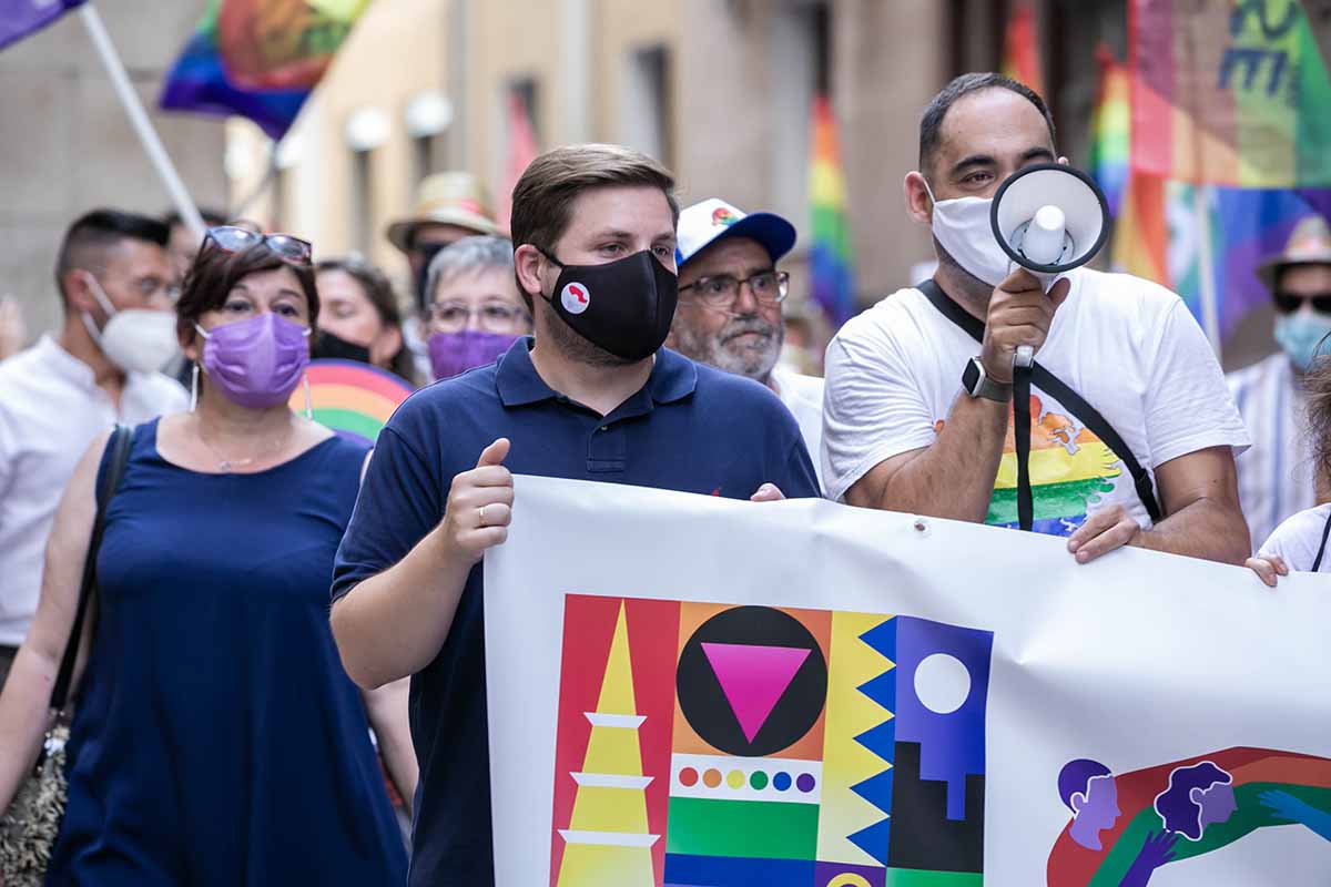 El consejero de Fomento participó en la manifestación en pro del colectivo LGTBI en Toledo