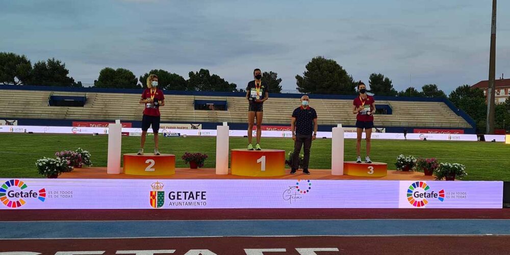 Irene Sánchez-Escribano, en lo más alto del podio en Getafe. Foto: RFEA