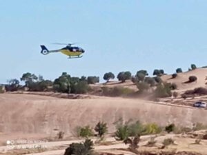 Un helicóptero, sobrevolando el lugar del accidente