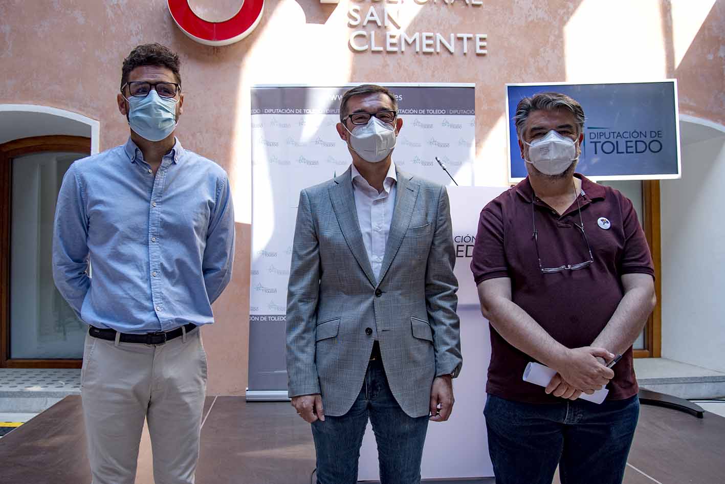 Mario García, diputado provincial de Unidas Podemos y nieto de uno de los asesinados; Fernando Muñoz, vicepresidente de la Diputación de Toledo; y Arturo Peinado, presidente de la Federación Estatal de Foros por la Memoria, durante la presentación de la película documental sobre los 17 de Menasalbas. Foto: Rebeca Arango.