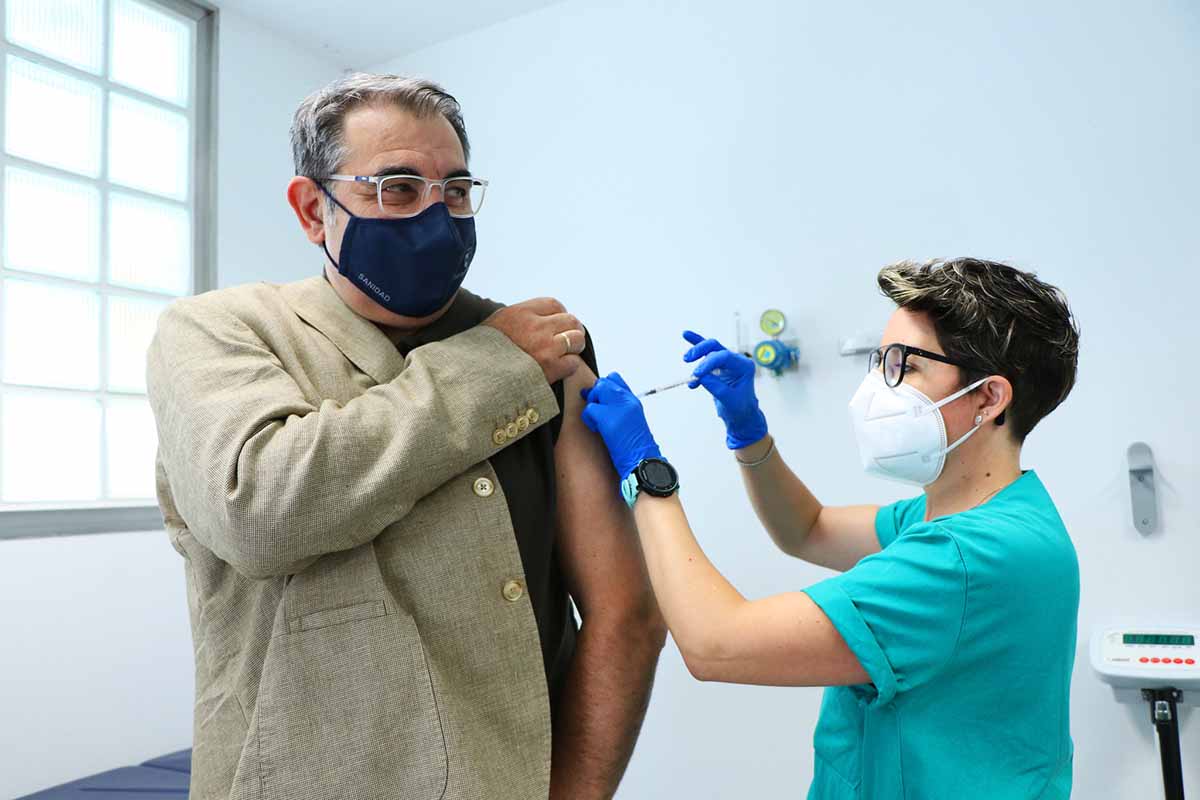 Jesús Fernández Sanz recibió la segunda dosis de la vacuna en el Hospital General Universitario de Ciudad Real