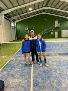 Paco Sánchez, con las dos medallistas 