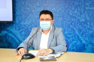El concejal Teo García, informando de las Ayudas de Emergencia y Acción Humanitaria