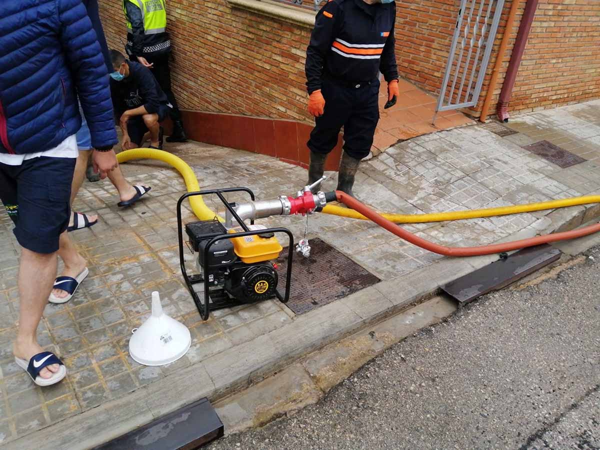 Efectivos de Protección Civil achican agua tras la tormenta en Tomelloso. Foto: PC de Alcázar de San Juan