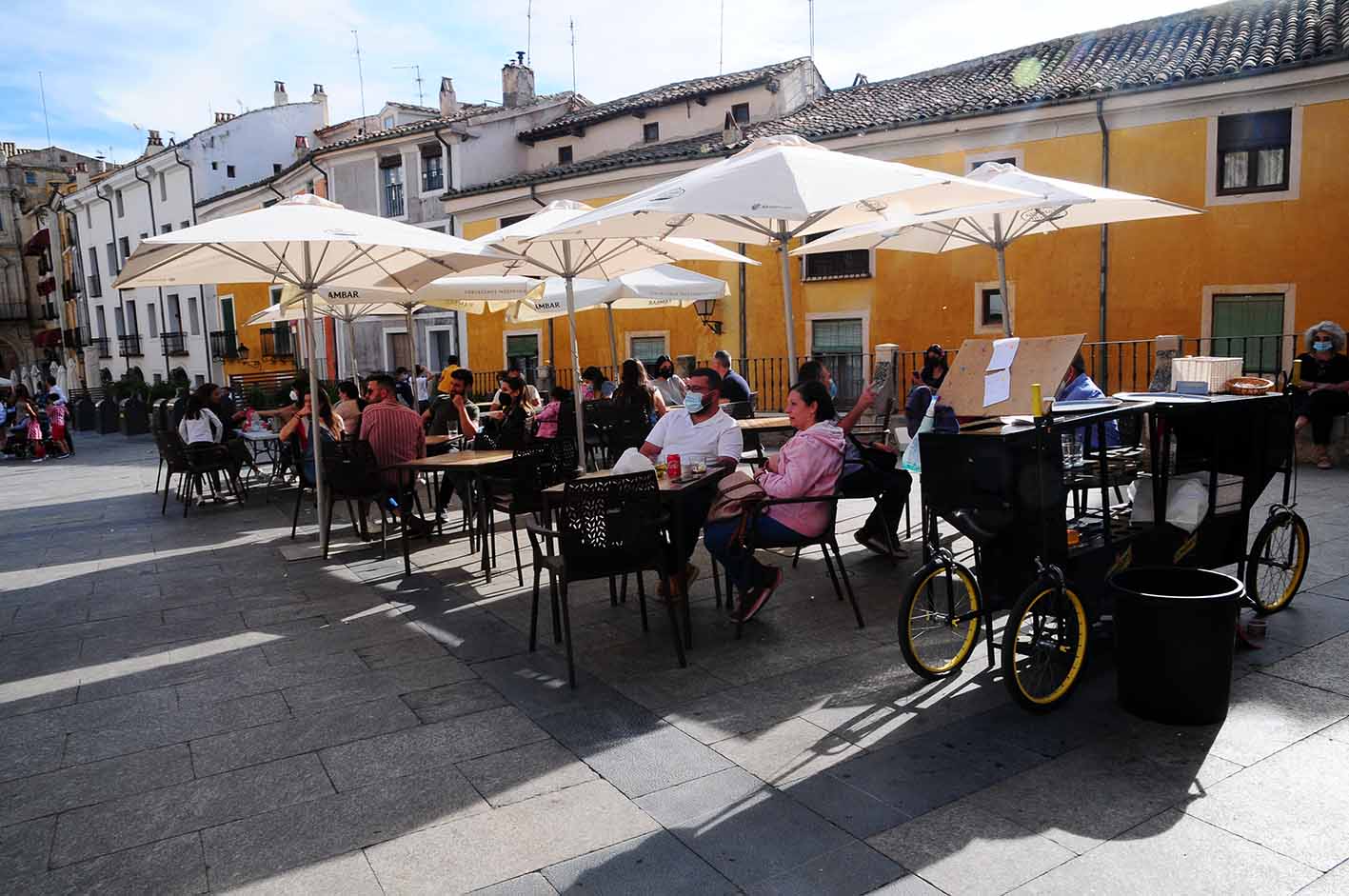 Una terraza de Cuenca. Lo lógico es que en verano puedan cerrar a las dos de la madrugada, aunque aún está por decidir.